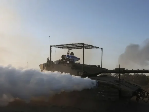 Israel 21/01/2024 Soldados israelenses patrulham em um tanque, em meio ao conflito em curso entre Israel e o grupo islâmico palestino Hamas, perto da fronteira de Israel com Gaza, sul de Israel, 21 de janeiro de 2024. Reuters/Ronen Zvulun/Proibida reprodução