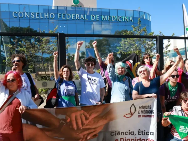 Brasília (DF) 23/05/2024 Representantes de movimentos de mulheres e feministas realizam ato de protesto em frente à sede do Conselho Federal de Medicina (CFM) contra a resolução do Conselho que impede o acesso à interrupção da gravidez nos casos previstos em lei. 
 Foto: Fabio Rodrigues-Pozzebom/ Agência Brasil