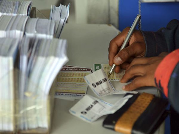 Apostas podem ser feitas até 19h em lotéricas credenciadas pela Caixa. — Foto: Wilson Dias/Agência Brasil