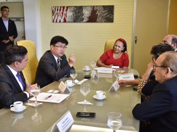 Eles convidaram oficialmente o Governo do RN para o Fórum Internacional de Turismo que acontece no próximo mês de abril em Macau — Foto: Elisa Elsie