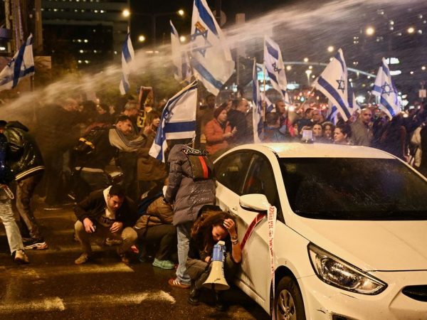 Tel Aviv, Israel, 24/02/ 2024. Protesto contra o governo do primeiro-ministro israelense Benjamin Netanyahu, em meio ao conflito em curso entre Israel e o grupo islâmico palestino Hamas de Gaza, em Tel Aviv, Israel, 24 de fevereiro de 2024. REUTERS/Dylan Martinez