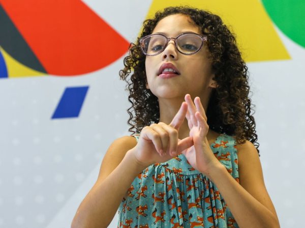Brasília (DF) 24/04/2024 O Ministério da Educação (MEC) promove evento para comemorar os 22 anos da promulgação da lei (Lei 10.436/2002) que reconheceu a Língua Brasileira de Sinais (Libras) como meio legal de comunicação e expressão dos surdos. A palestra magna, sobre o tema “Desafios atuais e perspectivas da Libras na sociedade e na educação”, foi apresentada por Francielle Cantarelli e sua filha Fiorella, ambas surdas. Foto: Fabio Rodrigues-Pozzebom/ Agência Brasil