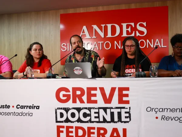 Brasília (DF) 24/05/2024 Os comandos nacionais de greve do Andes Sindicato Nacional, Sinasefe e da Fasubra Sindical dão entrevista sobre as negociações e andamentos da greve de professores e técnicos administrativos da educação federal (universidades federais, institutos federais de ensino e escolas federais).
 Foto: Fabio Rodrigues-Pozzebom/ Agência Brasil