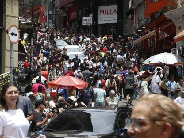 São Paulo SP 03/11/2023 Movimento na Ladeira Porto Geral com a Rua 25 de Março, após o feriado de Finados. Foto: Paulo Pinto/Agência Brasil
