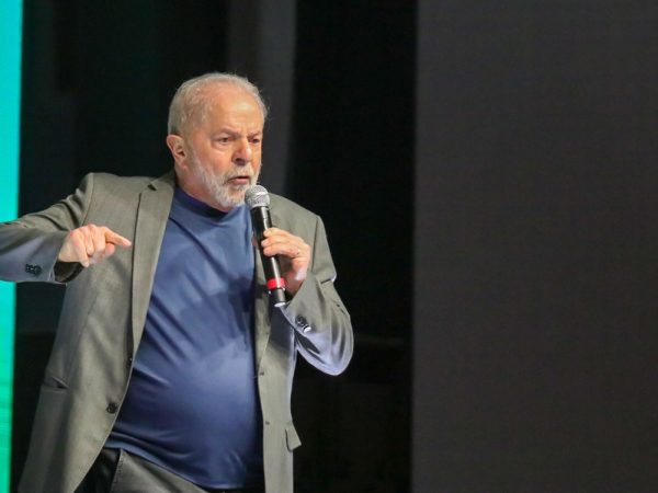De acordo com Lula, a oposição o ataca porque tem medo de que ele vença no primeiro turno. — Foto: Reprodução