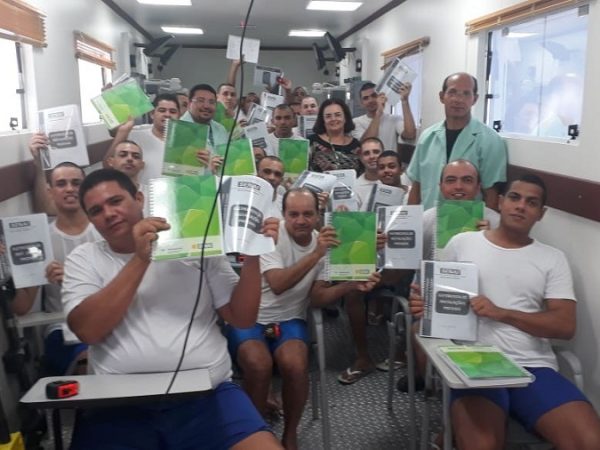 Cursos profissionalizantes têm sido oferecidos aos presos a partir de parceria com o Senai. — Foto: Divulgação