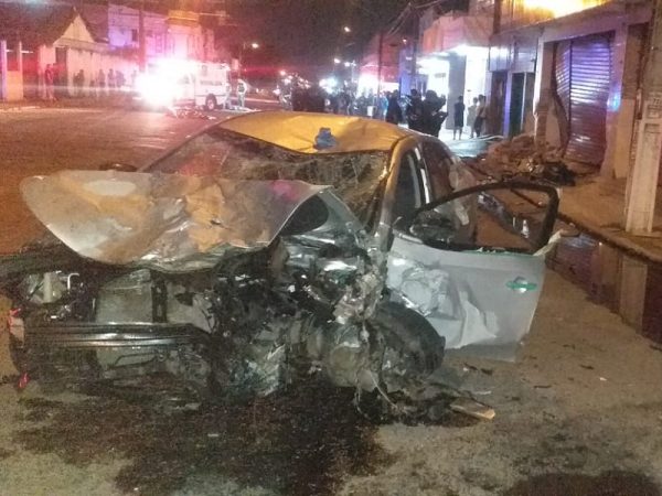 Veículos ficaram destruídos com a violência do acidente. — Foto: Divulgação