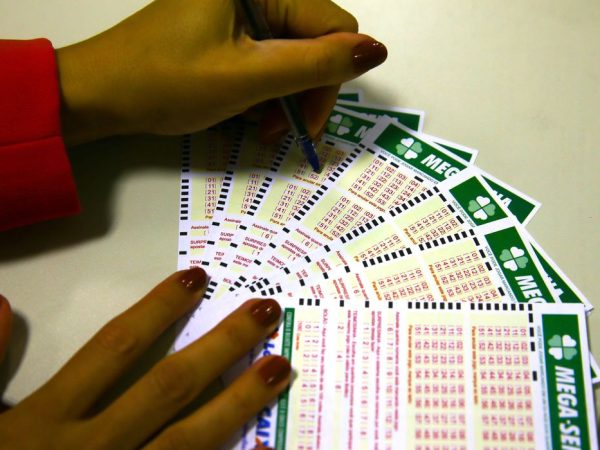 As apostas podem ser feitas até as 19h nas casas lotéricas credenciadas pela Caixa. — Foto: Marcello Casal Jr/Agência Brasil
