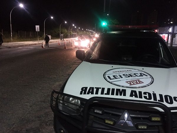 Os militares montaram pontos de bloqueio nos bairros da Ribeira e Alecrim. — Foto: CPRE