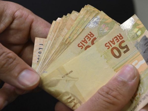 Valor médio das dívidas subiu para R$ 4.612,30. — Foto: Marcello Casal Jr/ Agência Brasil