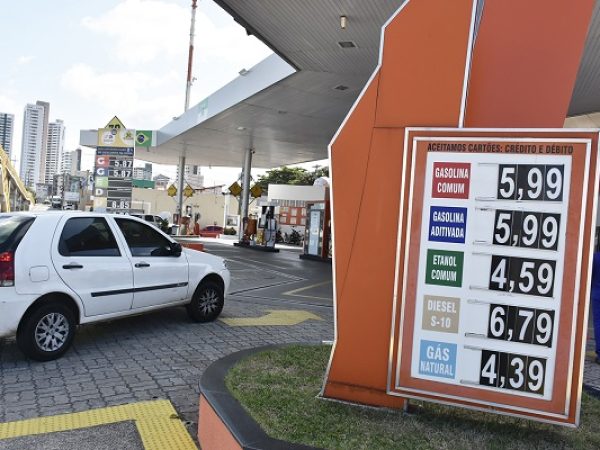 Em Natal, os postos de combustíveis já cobravam mais caro pelo litro da gasolina, ontem, antes mesmo de entrar em vigor a reoneração. — Foto: Adriano Abreu
