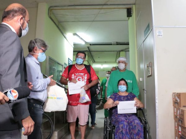 Casal chegou na primeira leva dos pacientes transferidos do Amazonas para tratamento da Covid-19. — Foto: Robson Araújo