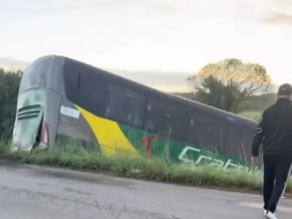 Ônibus da cantora Brisa Star cai em ribanceira e deixa 15 feridos. — Foto: Reprodução