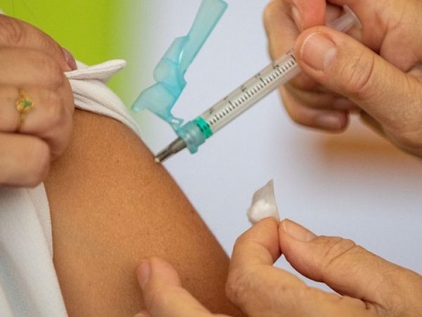 Apenas 11,4% das crianças com idade entre 6 meses e 5 anos, foram imunizadas com duas doses da vacina. — Foto: Fabio Rodrigues-Pozzebom/ Agência Brasil