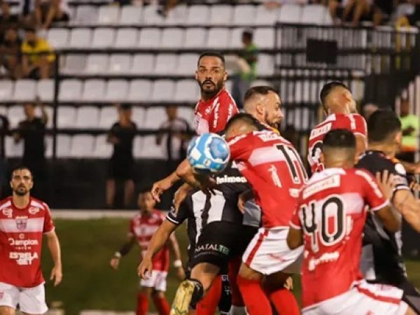 A melhor chance do clube potiguar foi com Fábio Lima, em chute cruzado, porém, Diogo Silva, arqueiro do CRB, fez a defesa. — Foto: Alexandre Lago