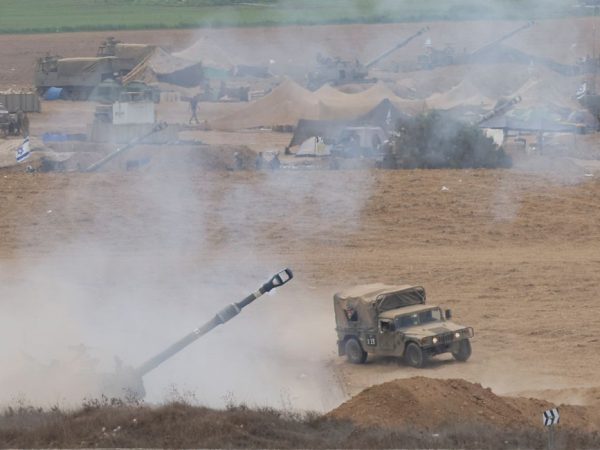 Palestina. 29/10/2023  Unidade de artilharia israelense dispara do lado israelense da fronteira de Israel com Gaza em Gaza, enquanto o conflito entre Israel e o grupo islâmico palestino Hamas continua, perto da fronteira Israel-Gaza, em Israel 29 de outubro de 2023 REUTERS/Evelyn Hockstein