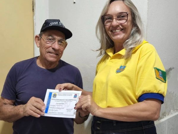 Coordenadora da CEMUTRAN, Luzinete com o primeiro usuário, o senhor Josenildo Torres Diniz. — Foto: Divulgação