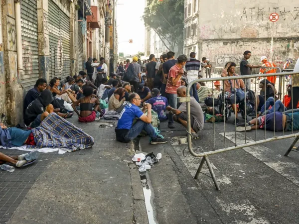 São Paulo (SP), 24/06/2024 - Prefeitura e governo instalam grades na Cracolândia e delimitam espaço de usuários de drogas. Gradil foi colocado na Rua dos Protestantes na terça-feira (18). Um dos objetivos das gestões é liberar parte da via para o trânsito de carros de segurança e de saúde.
Foto: Paulo Pinto/Agência Brasil