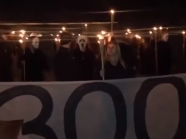 Com uma faixa onde se lia "300", o grupo marchou carregando tochas e gritaram palavras de ordem — Foto: Reprodução/UOL