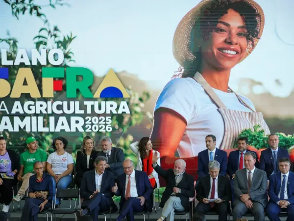 Brasília (DF) 30/06/2025 O presidente Luiz Inácio Lula da Silva, acompanhado dos ministros do Desenvolvimento, Indústria, Comércio e Serviços, Geraldo Alckmin, da Fazenda, Fernando Haddad e da Agricultura Familiar, Paulo Teixeira,  participa da cerimônia de lançamento do Plano Safra da Agricultura Familiar 2025/2026. Foto: Fabio Rodrigues-Pozzebom/ Agência Brasil