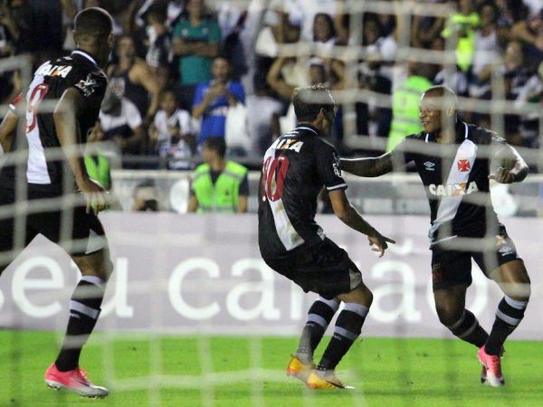 Jogadores do Vasco comemorando o gol de empate (Foto: Carlos Gregório Jr/Vasco)