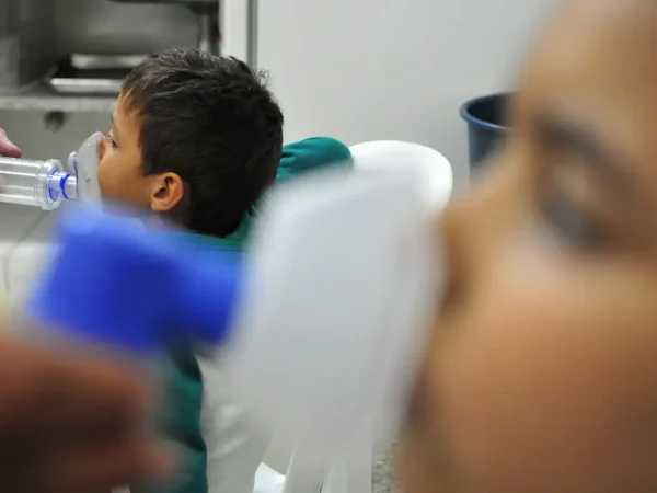 Criança em atendimento. Inalação por Bronquiolite (Hospital Materno Infantil de Brasília,  Brasília, DF, em 10/7/2017)