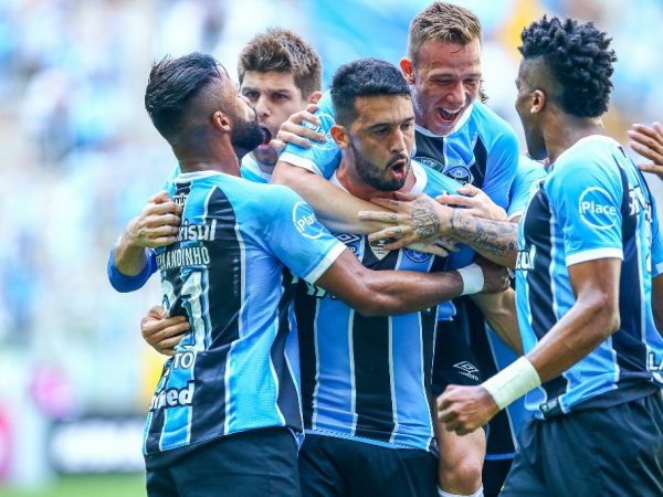 Jogadores do Grêmio comemorando o gol de falta de Edílson (Foto: Lucas Uebel/Grêmio)