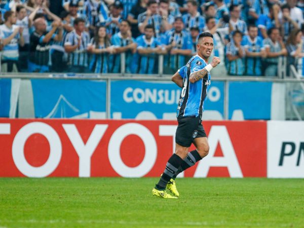 Barrios, de cabeça, marcou o gol da vitória do Grêmio (Foto: Lucas Uebel/GFBPA)