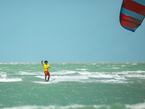 Areia Branca recebe mais de 100 atletas em festival de kitesurf — Foto: Eliseu Souza