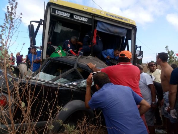Após colisão, ônibus e caminhonete saíram da pista (Foto: Francisco Coelho/Focoelho)