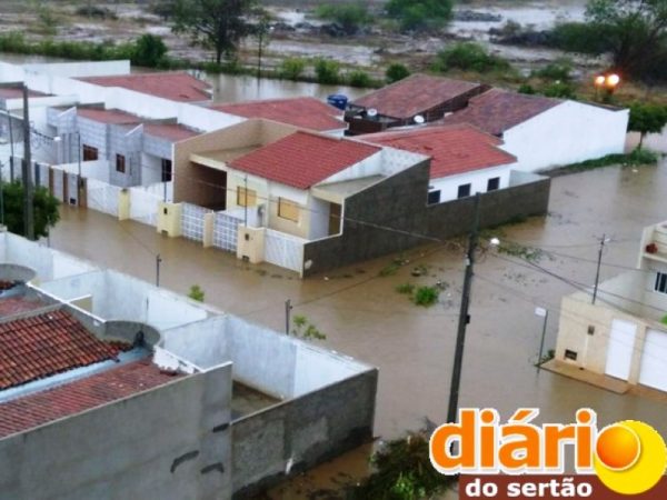 Chuva na cidade de Itaporanga deixou rus alagadas (Foto: Diário do Sertão)