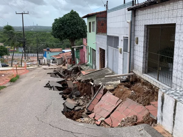 Moradores das casas precisaram sair do local com auxílio do Corpo de Bombeiros. — Foto: Gustavo Brendo / Inter TV Cabugi