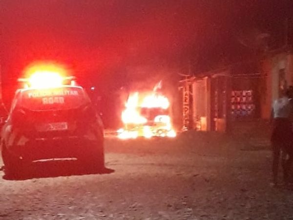 Veículo é incendiado em Umirim, no interior do Ceará, em ataque coordenado por facções criminosas. — Foto: Arquivo pessoal/Divulgação