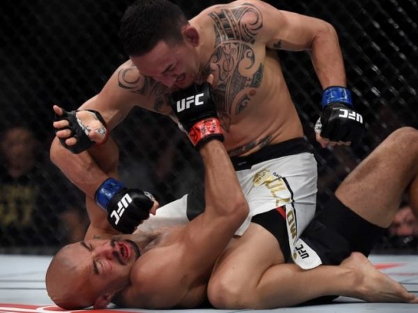 José Aldo é duramente golpeado por Max Holloway na luta principal do UFC Rio 8 (Foto: André Durão)