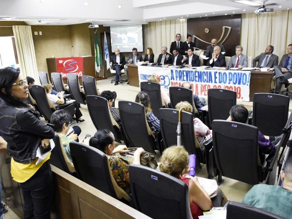 Audiência pública aconteceu no auditório Deputado Cortez Pereira, na sede da Assembleia Legislativa — Foto: Eduardo Maia