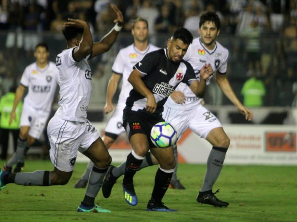 Botafogo chegou aos 12 pontos ganhos e subiu para a décima primeira posição (Foto: Paulo Fernandes/CRVG)