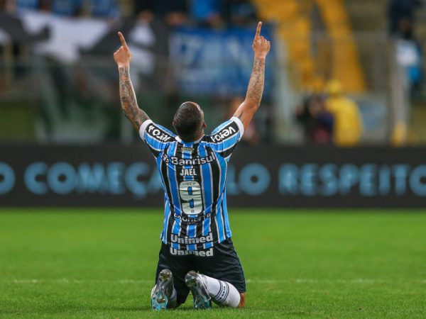 Jael comemorando o primeiro gol da partida (Foto: Lucas Uebel/Grêmio)