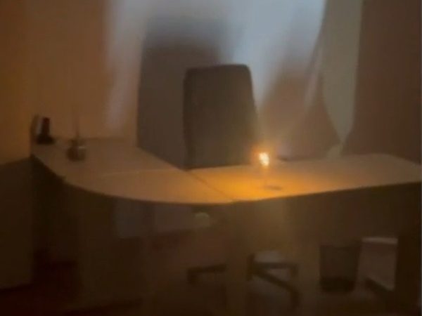 Sala da prefeitura sem luz — Foto: Redes sociais/Reprodução