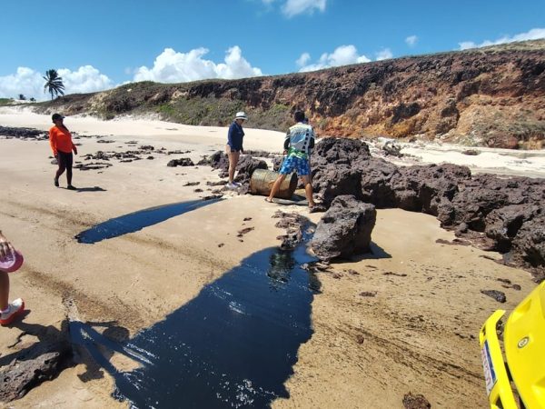 Vazamento de barril registrado nesta sexta-feira em Rio do Fogo — Foto: Riva Santos