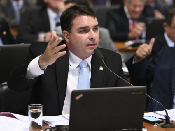 O imóvel foi adquirido pelo casal em maio de 2014 e habitado pela família até 2018, quando Flávio foi eleito senador e se mudou para Brasília — Foto: Pedro França/Senado