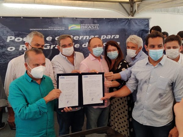 As ordens de serviço para o início das obras foram assinadas pelo Ministro do Governo Bolsonaro, em Natal. — Foto: Divulgação