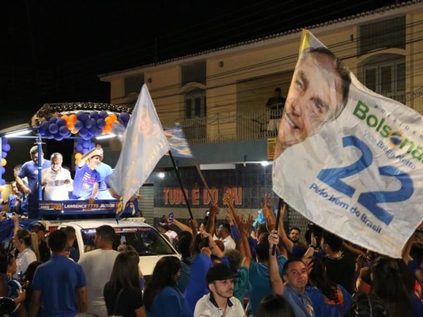 A população caminhou ao lado do prefeito e de seus candidatos pelos bairros Aeroporto, Doze Anos e Centro. — Foto: Demis Roussos