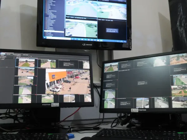 Uma sala, quatro monitores e computadores, 60 câmeras e um policiamento ostensivo contribuíram para diminuir assaltos no transporte público de Sobradinho e Planaltina. O número de ocorrências caiu este ano, em comparação com 2019. Nos últimos dois meses não houve nenhum crime desse tipo registrado em coletivos nas duas cidades. Fotos: Paulo H. Carvalho / Agência Brasília