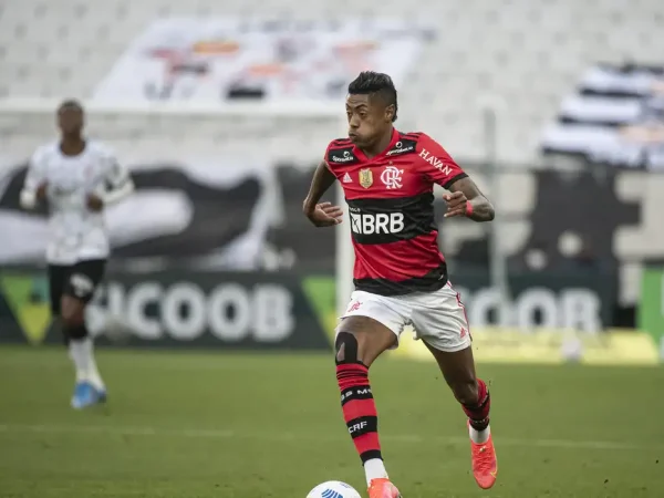 Bruno Henrique, do Flamengo, em jogo contra o Corinthians no Brasileirão 2021.