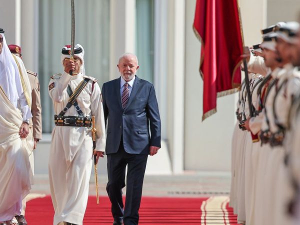 30.11.2023 - Presidente da República, Luiz Inácio Lula da Silva, durante cerimônia oficial de chegada.
Amiri Diwan, Doha - Catar.

Foto: Ricardo Stuckert / PR