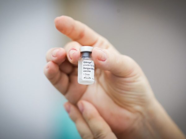Dose de vacina contra a dengue — Foto: Walterson Rosa/MS