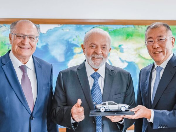 22.02.2024 - Presidente da República, Luiz Inácio Lula da Silva, durante reunião com o Presidente-Executivo do Grupo Hyundai Motor, Eui-Sun Chung, no Palácio do Planalto. Brasília - DF. Na foto (da esquerda para a direita): Vice-Presidente da República, Geraldo Alckmin (MDIC); Presidente da República, Luiz Inácio Lula da Silva; Presidente-Executivo do Grupo Hyundai Motor, Eui-Sun Chung.  Foto: Ricardo Stuckert / PR