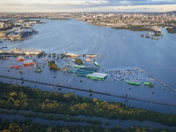 PORTO ALEGRE, RS, BRASIL, 14.05.2024 - Imagens aéreas de Porto Alegre e Região Metropolitana na tarde de terça-feira, 14 de maio de 2024. Devido as fortes chuvas, o Aeroporto de Porto Alegre continua alagado pela enchente. Foto: Mauricio Tonetto/ Secom