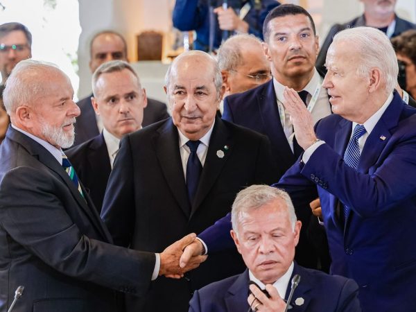 Itália - 14.06.2024 - Presidente da República, Luiz Inácio Lula da Silva, durante a Sessão de trabalho do G7 + países convidados e organizações internacionais sobre Inteligência Artificial, Energia, África e Mediterrâneo, no Hotel Borgo Egnazia. Na foto, Presidente da República, Luiz Inácio Lula da Silva, cumprimenta do Presidente dos Estados Unidos, Joe Biden. Borgo Egnazia - Itália.  Foto: Ricardo Stuckert / PR