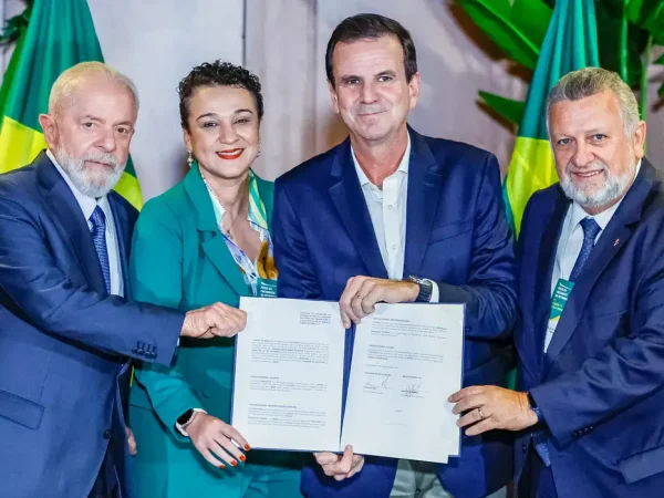 Rio de Janeiro (RJ) 19.06.2024 - Presidente da República, Luiz Inácio Lula da Silva, durante o ato de assinatura de contrato de operações de crédito do Banco do Brasil e da CAIXA com a Prefeitura do Rio de Janeiro, no CENPES. Na foto (da esquerda para a direita): Presidente da República, Luiz Inácio Lula da Silva; Presidenta do Banco do Brasil, Tarciana Medeiros; Prefeito do Rio de Janeiro, Eduardo Paes e o Presidente da Caixa Econômica Federal, Carlos Antônio Vieira. Rio de Janeiro - RJ.  Foto: Ricardo Stuckert / PR